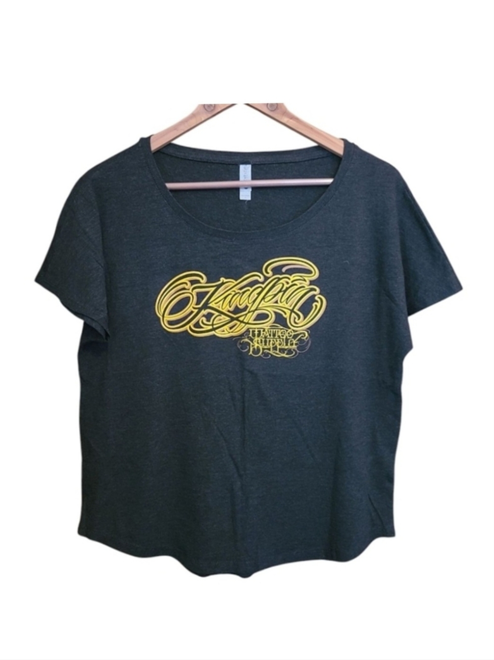 Women's Kingpin Tattoo Supply Fancy Script Lettering T-Shirt Scoop Neck Lg